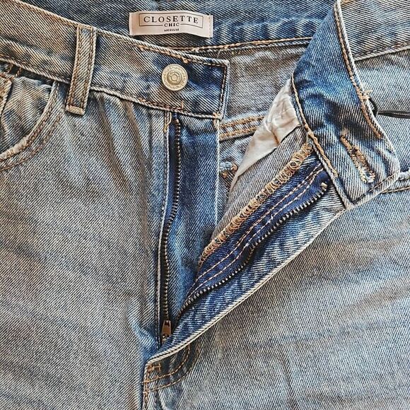 Closette Chic Distressed Ankle Length Jeans Cancun Light Wash Medium - Picture 4 of 9